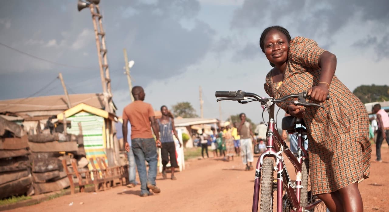 Students receiving bicycles at Koromasalaia School